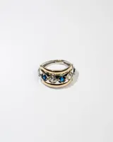 Anillo de plata 925 con dublé de oro, decorado con zirconias azules y blancas.