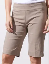 Bermuda color lila de gabardina elastizada, marca Zac & Rachel.