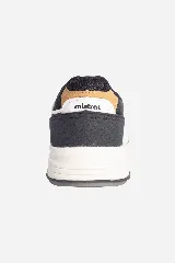 Zapatillas urbanas negras con detalles en blanco y marrón. Confeccionadas en cuero y nylon, con suela de goma y logo en grifa de cuero.