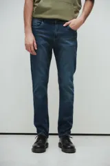 Pantalón de jean azul oscuro, corte recto, con bolsillos delanteros y traseros.