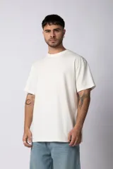 Remera color crudo de corte recto y mangas cortas.