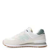 Championes New Balance modelo 574 color blanco hueso con detalles en verde agua y suela de goma marrón.