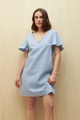 Vestido corto color beige, de corte recto y manga corta con volados.