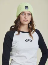 Gorro de lana color lila con etiqueta de la marca "Eat the Wave" en el frente.