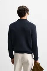 Polo de hombre regular fit, de punto tejido en hilatura con mezcla de algodón. Cuello solapa con cierre frontal de botonadura, manga larga y acabados en rib.