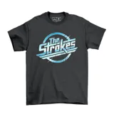 Remera negra de manga corta con el logo de la banda The Strokes estampado en el frente.