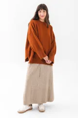 Falda midi color beige, de tejido de punto con cintura elastizada y cordón ajustable.