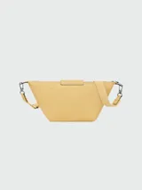 Bandolera Longchamp modelo Le Pliage Xtra S, color amarillo pastel, con correa ajustable y cierre con botón a presión.