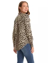 Camisa de rayón con estampado abstracto en azul marino y beige, cuello con solapa y cierre frontal con botones.