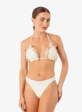 Bikini color crema con corpiño triangular con volados y apliques de conchitas.