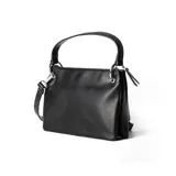 Bandolera negra de cuero sintético con textura graneada, acceso con cierre, correa regulable y asas fijas. Tiene un bolsillo interno con cierre, un bolsillo externo con botón y herrajes plateados.