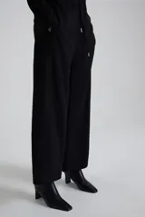 Pantalón relajado color negro, con cintura elástica y diseño de corte amplio.