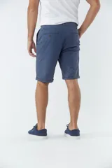 Bermuda china de gabardina con cinco bolsillos y botón, ideal para la temporada.
