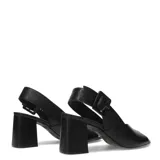 Sandalias de cuero color nude con punta abierta, taco cuadrado y pulsera con hebilla ajustable.