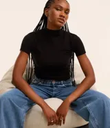 Blusa corta básica texturizada, confeccionada en Rib, con cuello alto y mangas cortas.