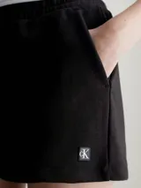 Short deportivo negro de felpa de algodón con cintura elástica, bolsillos laterales y logo de Calvin Klein bordado en el ruedo.