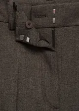 Pantalón de vestir marrón con corte recto y largo.