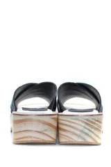 Zueco de plataforma con diseño de cuero tipo croco en color negro y suela de madera.