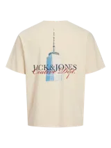 Remera color beige de manga corta con cuello redondo y logo de la marca estampado en el pecho.