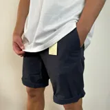 Bermuda gris oscuro de gabardina, con bolsillos laterales y traseros.