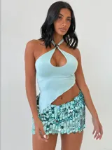 Top blanco con escote halter y abertura en el pecho.