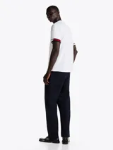 Remera blanca de algodón con cuello redondo y mangas cortas con puños de punto canalé con rayas Global Stripe en rojo, blanco y azul.