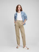 Pantalón de gabardina color beige, corte recto, tiro alto y bolsillos laterales.