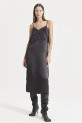 Vestido midi negro de viscosa con breteles finos, escote en V, puntillas en el escote y detalle de botones forrados en el delantero.