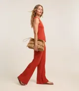 Pantalón pantalona azul marino de ribana con textura acanalada y cintura elástica.