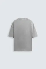 Camiseta azul marino de corte holgado, confeccionada en algodón con cuello redondo y mangas cortas. Presenta un efecto de lavado que le da una apariencia única.