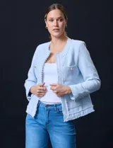 Chaqueta de tweed color beige, marca Nanette. Tiene cuello a la base, abertura central, bolsillos delanteros, puños con botones perlados, terminación desflecada y forro interno.