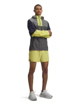 Short deportivo amarillo con logo de Under Armour en la pierna izquierda.