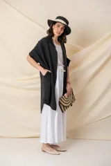 Camisa larga verde salvia de viscosa y tencel, con calce holgado y bolsillos laterales.