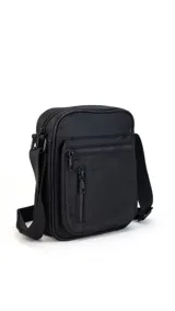 Bandolera negra de tela impermeable con correa ajustable, doble bolsillo frontal con cierre y dos bolsillos internos.