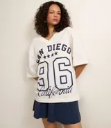 Remera blanca de algodón con cuello en V y corte amplio. Estampado frontal con la inscripción "San Diego", el número 96 y cinco estrellas. Estilo deportivo americano.