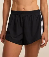 Short deportivo negro con rayas blancas en los laterales y bombacha interna.