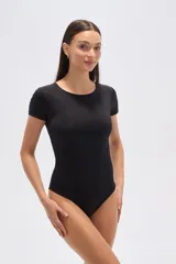 Body de manga corta color blanco, confeccionado en poliamida, de corte ajustado al cuerpo y cuello redondo a la base.