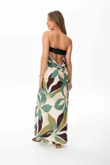 Vestido largo strapless con estampado floral en tonos verdes, marrones y beige. Tiene espalda descubierta con lazo ajustable.