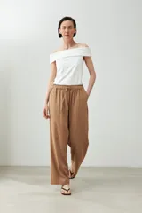 Remera blanca de manga corta con escote Bardot (hombros descubiertos) y calce ajustado.