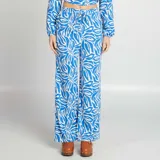 Pantalón de mujer con estampado abstracto en tonos azul y blanco.