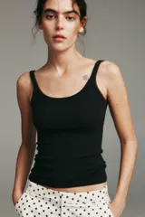 Camiseta sin mangas color amarillo pálido, de corte ajustado y cuello redondo.