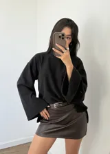 Minifalda marrón de ecocuero con cinturón con hebilla metálica.