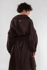 Gabardina marrón de largo medio, corte regular, fabricada en nailon repelente al agua.