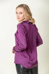 Camisa de viscosa con estampado geométrico en tonos fucsia y negro, de manga larga y corte relajado.