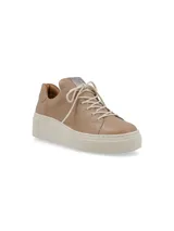Sneaker Adelaida de cuero graneado color verde oliva, con cordones de algodón y suela elevada color crema.