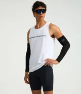 Bermuda deportiva masculina color negro, de corte ajustado tipo biker, confeccionada en microfibra con compresión y bolsillos laterales.