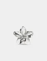 Broche plateado con forma de flor hawaiana de cinco pétalos.