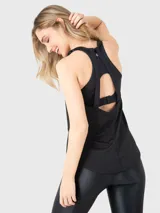 Musculosa deportiva negra de calce regular, cuello redondo y sisas amplias.