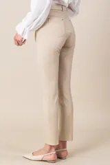 Pantalón alicrado jaspeado con falsos bolsillos delanteros y dos traseros, de corte recto y ajuste alto.