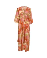 Vestido largo de poliéster con estampado abstracto en tonos rosa, naranja, beige y marrón. Tiene escote en V, mangas 3/4 abullonadas y lazo en la cintura.
